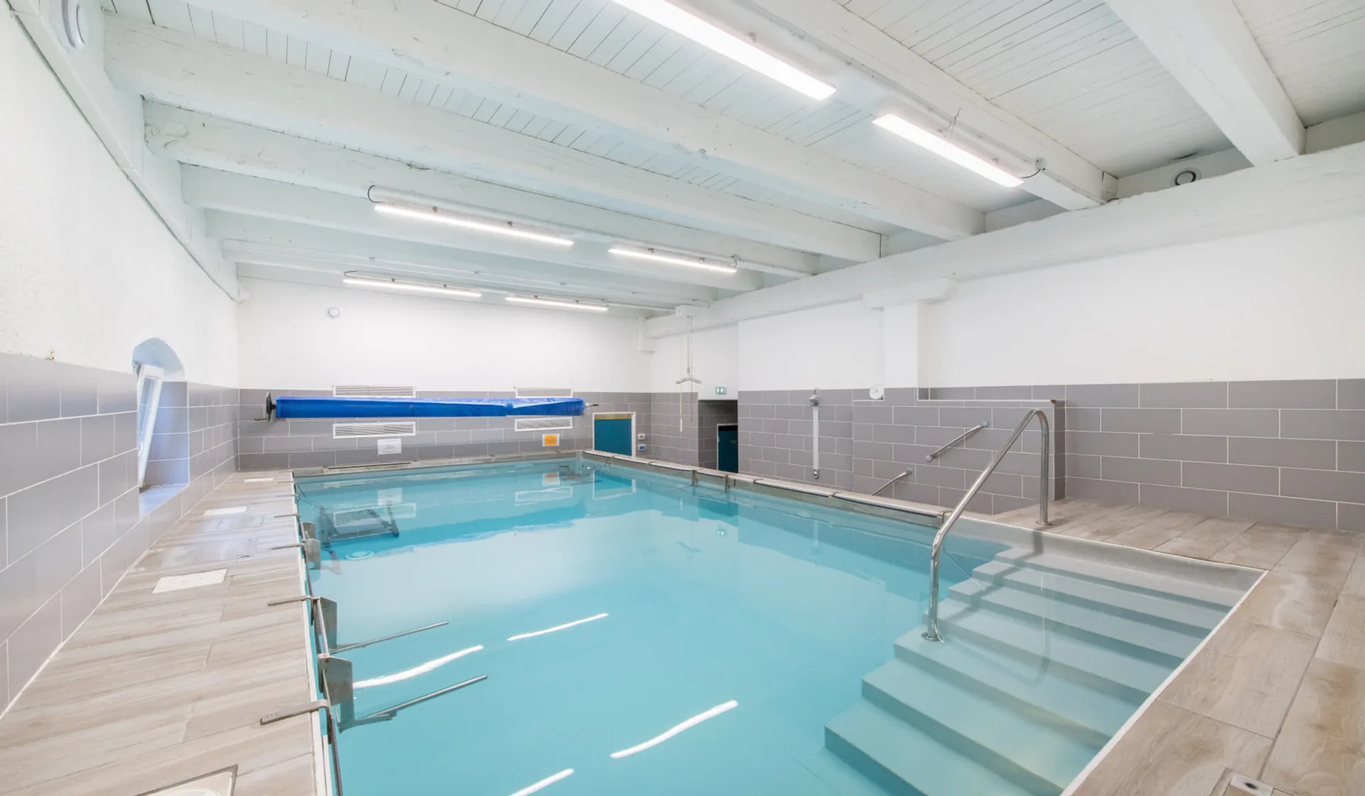 Bassin de balnéothérapie chauffé — rééducation aquatique