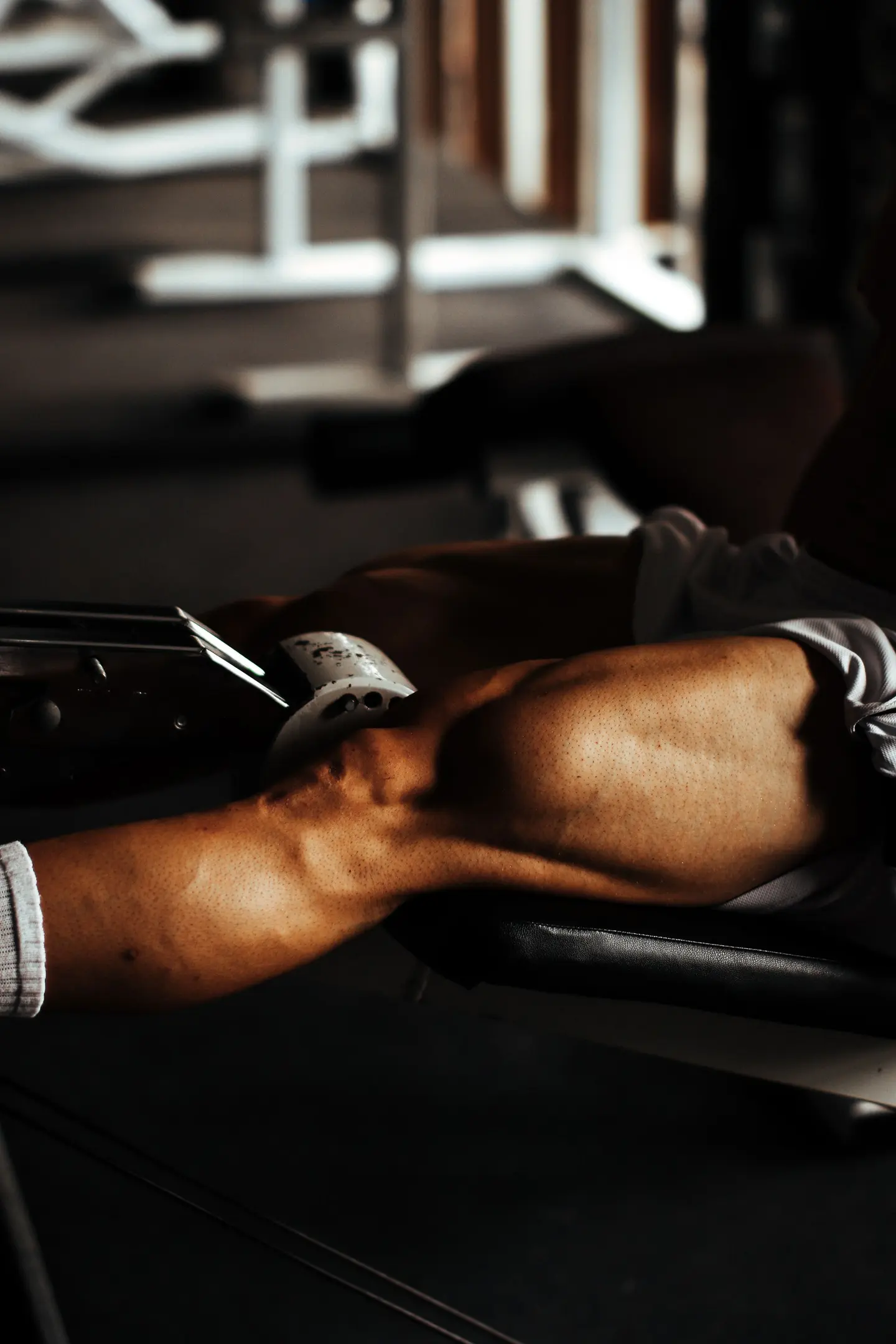 Renforcement du quadriceps à la machine, cadré sur la cuisse