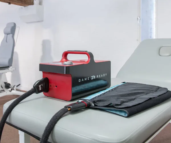 Appareil de cryothérapie compressive posé sur une table de soins